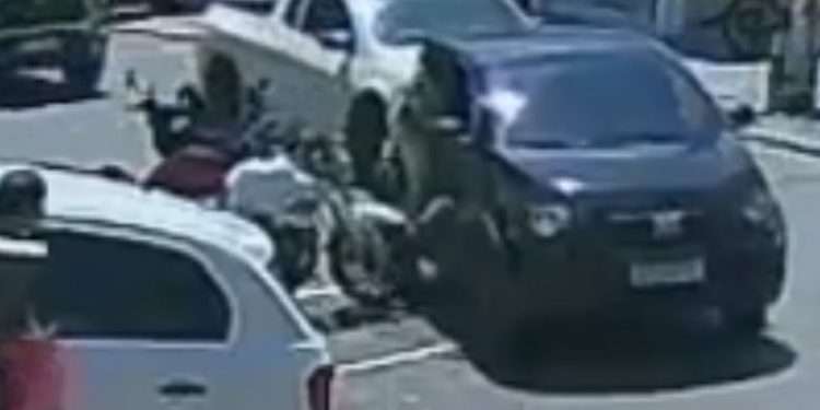 Motorista bate em moto parada no Vieiralves e sai sem prestar qualquer ajuda; veja
