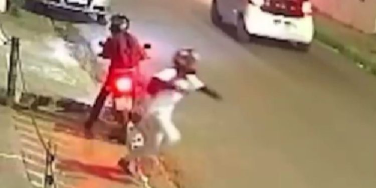 Vídeo mostra momento que ass4ltantes chegam antes de atir4rem em homem na fila de UBS no bairro da Paz