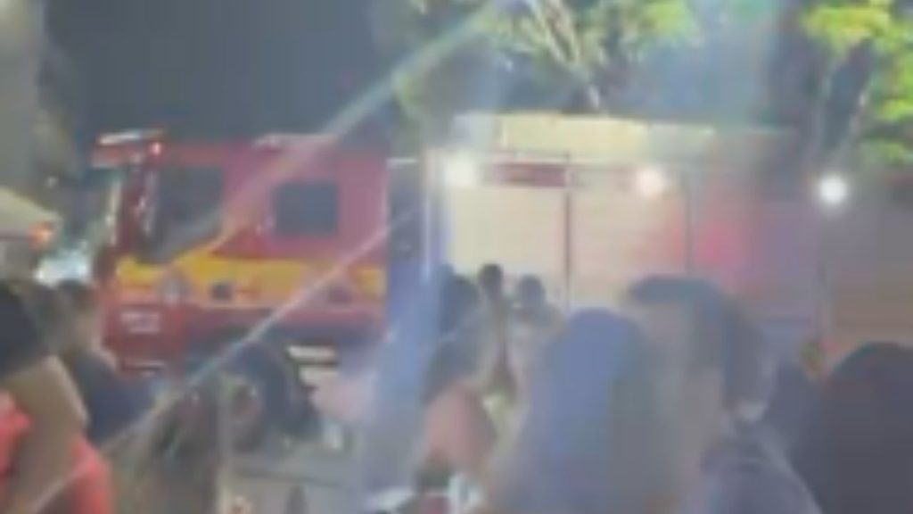 Bombeiros controlam incêndio em restaurante no Largo de São Sebastião; não há feridos
