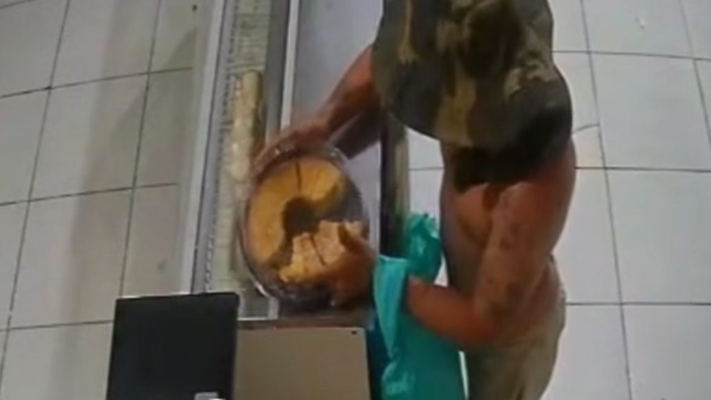Fome? Vulgo 'Bisteca' é flagrando furtando bolo após invadir padaria durante a madrugada em Manicoré; veja