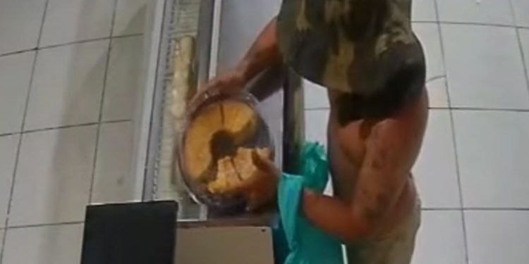 Fome? Vulgo 'Bisteca' é flagrando furtando bolo após invadir padaria durante a madrugada em Manicoré; veja