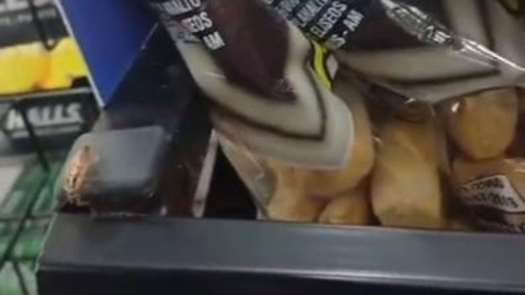 “Olha isso!” Mulher encontra barata no meio do pão em supermercado de Manaus