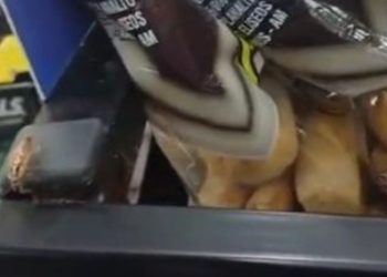 “Olha isso!” Mulher encontra barata no meio do pão em supermercado de Manaus