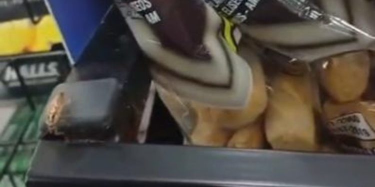 “Olha isso!” Mulher encontra barata no meio do pão em supermercado de Manaus