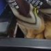 “Olha isso!” Mulher encontra barata no meio do pão em supermercado de Manaus