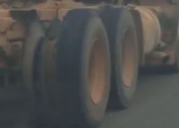 Vídeo: Motorista registra caminhão com pneu estourado andando por Manaus: “olha a doideira”