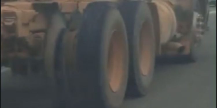 Vídeo: Motorista registra caminhão com pneu estourado andando por Manaus: “olha a doideira”