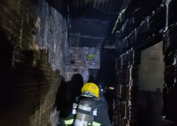 Incêndio destrói cômodos de casa após ventilador cair sobre colchão em Manaus