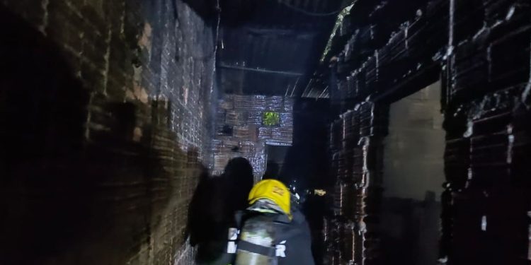 Incêndio destrói cômodos de casa após ventilador cair sobre colchão em Manaus