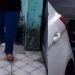Vídeo: Moradora do Alvorada se irrita com carro na frente da garagem e fura pneu: ‘Eu falei que furei’