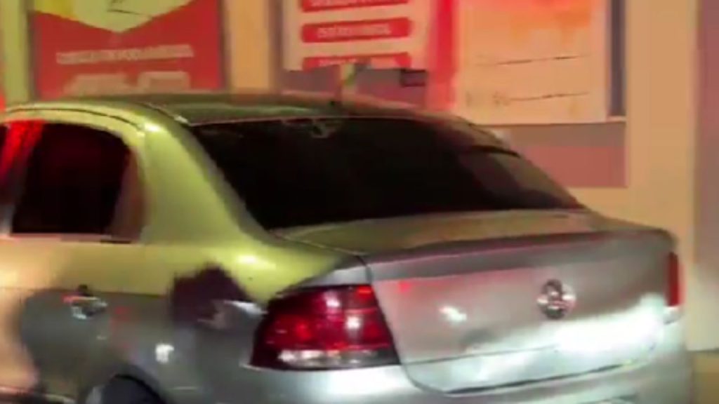 Carro parado há horas com motor ligado chama atenção e mulher é achada m0rt4 no P10