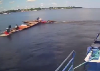 Vídeo: Canoas se bat3m no meio do rio e sai jogando passageiros na água em Tefé