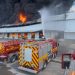 Fumaça tóxica de incêndio preocupa e bombeiros tentam impedir chegada de fogo em mata