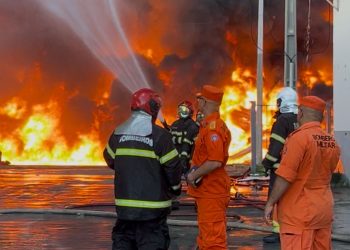 Incêndio em galpões de fábricas já dura quase 20 horas no Distrito Industrial 2