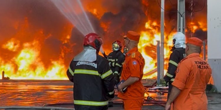 Incêndio em galpões de fábricas já dura quase 20 horas no Distrito Industrial 2