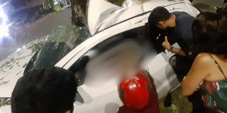 Motorista b4te f0rtemente em árvore durante a madruga e acaba m0rrend0 em Manaus
