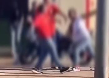 Vídeo mostra namorado sendo espancad0 após ser denunciado por dar soc0 em mulher