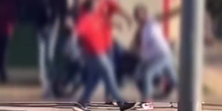 Vídeo mostra namorado sendo espancad0 após ser denunciado por dar soc0 em mulher