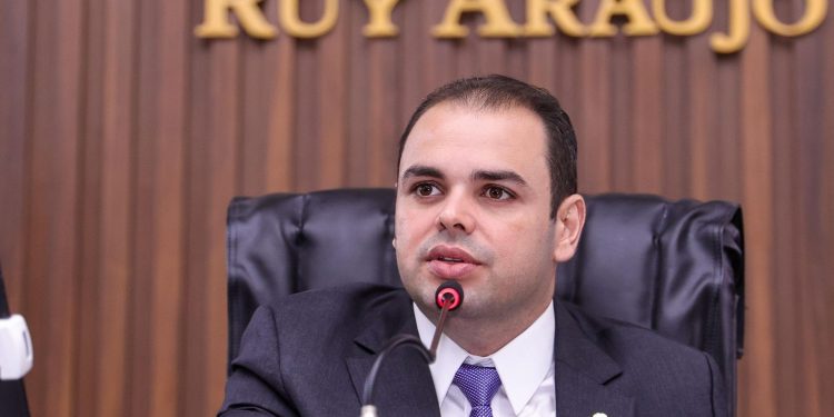 Presidente Roberto Cidade reabre os trabalhos legislativos do plenário do Parlamento Amazonense nesta terça-feira, 5/8