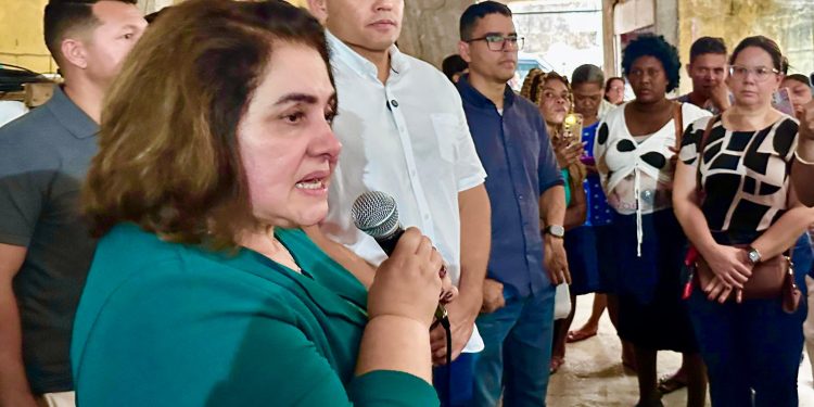 Maria do Carmo e Rosses oferecem orientação jurídica a ambulantes vítimas de operação no Centro de Manaus
