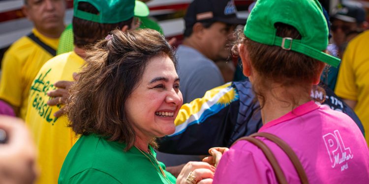 Corrida eleitoral tem Maria do Carmo como única mulher e liderando votos para o Governo do Amazonas
