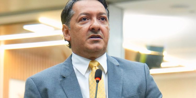 Em defesa das mulheres: aprovado projeto de Felipe Souza que garante defesa pessoal com armas de eletrochoque