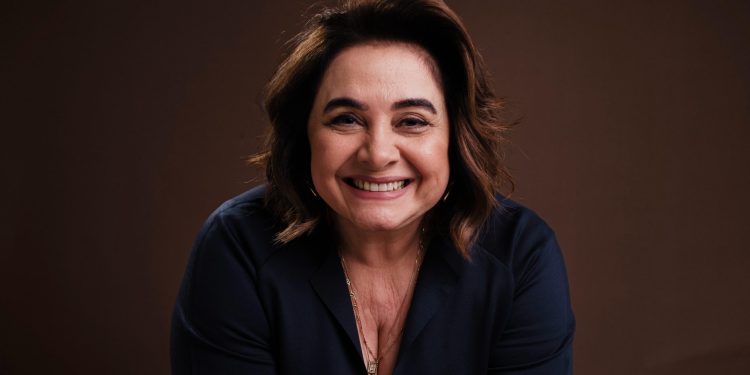 Professora Maria do Carmo conquista manauaras, ganha novos seguidores e cresce nas pesquisas