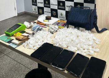 Casal é pr3s0 usando casa no Adrianópolis como ponto de tráf1c0 de dr0gas