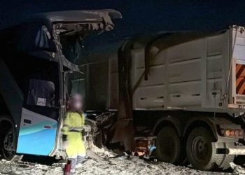 Ônibus bate em carreta na estrada e polícia confirma 11 m0rtos no local