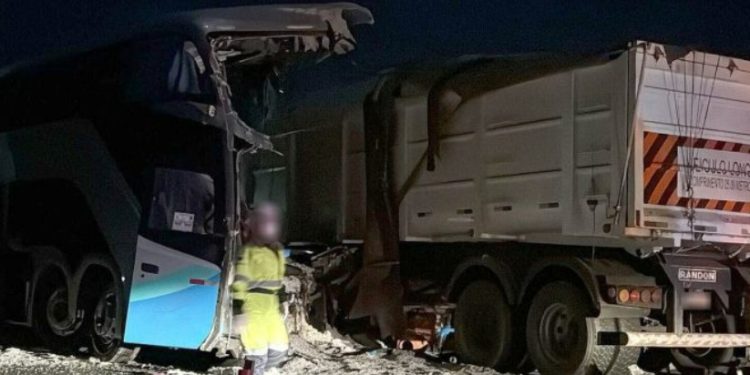 Ônibus bate em carreta na estrada e polícia confirma 11 m0rtos no local