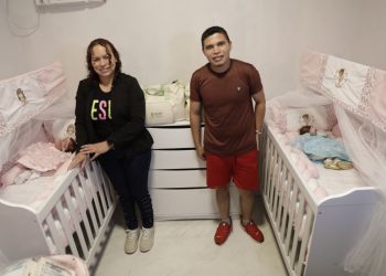 Gêmeas siamesas que nasceram no Amazonas e passaram por cirurgia de separação em Goiás retornam ao estado