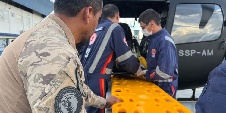 DIOA faz pouso na beira da estrada e resgata PM após ac1dente na BR-319