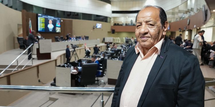 Câmara Municipal de Manaus homenageia servidor que completa 40 anos de serviço na instituição