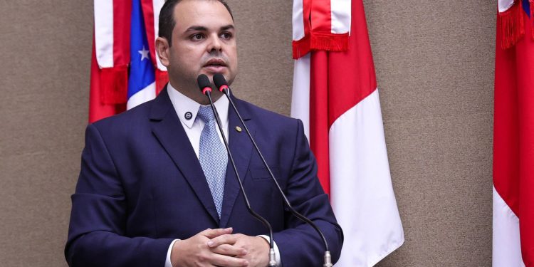 Presidente Roberto Cidade propõe política estadual para reduzir uso de plásticos nas escolas do Amazonas