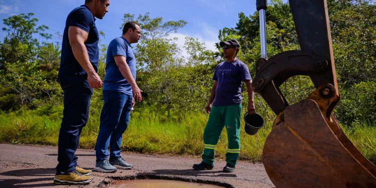 Presidente Roberto Cidade vistoria obras de recuperação da Estrada de Balbina, em Presidente Figueiredo
