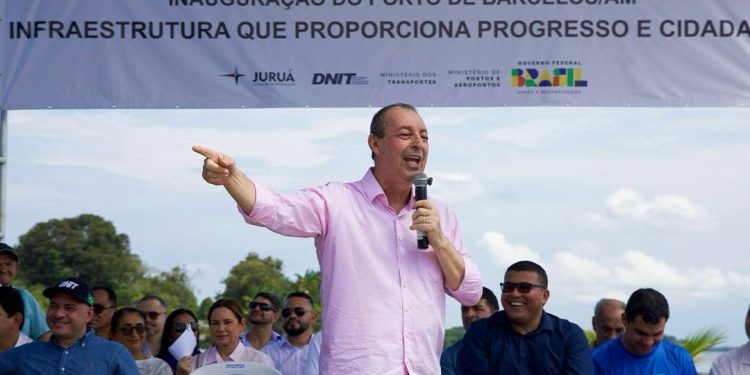 Omar Aziz participa da inauguração do novo porto de Barcelos, no interior do Amazonas