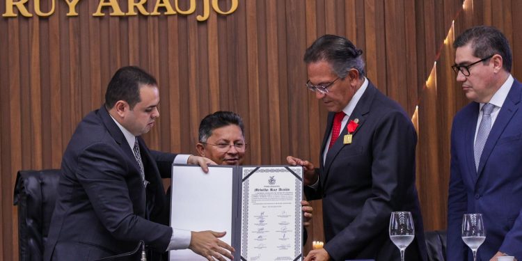Presidente Roberto Cidade destaca contribuições do ministro Mauro Campbell e do juiz Lizandro Garcia para o Judiciário brasileiro, durante outorga da Medalha Ruy Araújo