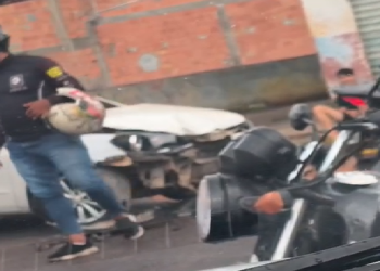 Vídeo: Ac1dent3 entre moto e carro deixa dois jovens f3rid0s na Zona Leste de Manaus