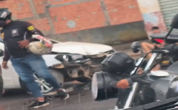 Vídeo: Ac1dent3 entre moto e carro deixa dois jovens f3rid0s na Zona Leste de Manaus