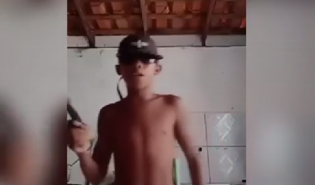 Menino de 13 anos faz vídeo desafiando grupo cr1m1n0s0 e m0rr3 a t1r0s; veja