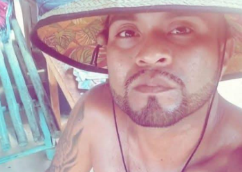 Após ser ating1do por táxi, homem cai e m0rr3 esm@gado por caminhão na AM-010