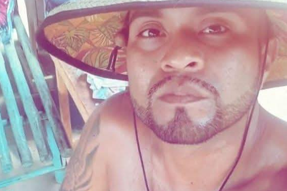 Após ser ating1do por táxi, homem cai e m0rr3 esm@gado por caminhão na AM-010