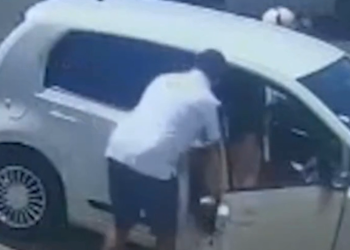 Vídeo: Pai é pr3s0 ao ser flagrado dando ‘c0rretiv0’ com chut3s e s0c0s no filho de 12 anos