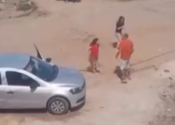 Vídeo: No Dia dos Pais, homem é flagrado agr3dindo a esposa e a filha no meio da rua