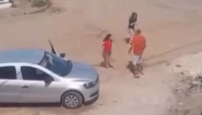 Vídeo: No Dia dos Pais, homem é flagrado agr3dindo a esposa e a filha no meio da rua
