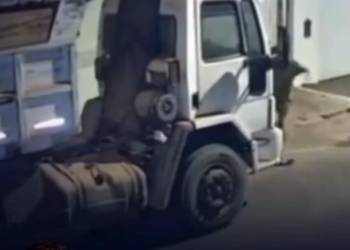 Vídeo: Em cenas terrív3is, homem aparece arr@stando companheira pelos cabelos em rua