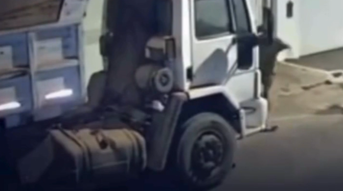 Vídeo: Em cenas terrív3is, homem aparece arr@stando companheira pelos cabelos em rua