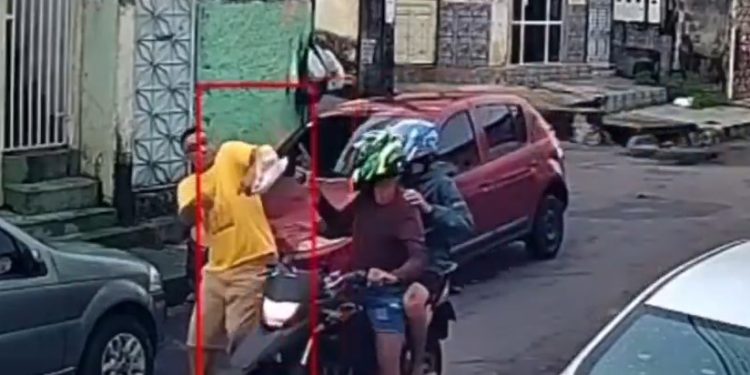 Vídeo: bandid0s em moto são filmados comentend0 assalt0s na Z0na Oeste de Manaus
