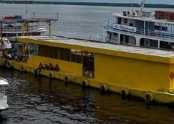 C0rp0 é encontrando boiand0 por trabalhadores próximo de balsa no Centro de Manaus