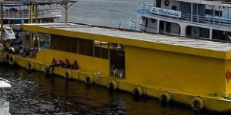 C0rp0 é encontrando boiand0 por trabalhadores próximo de balsa no Centro de Manaus